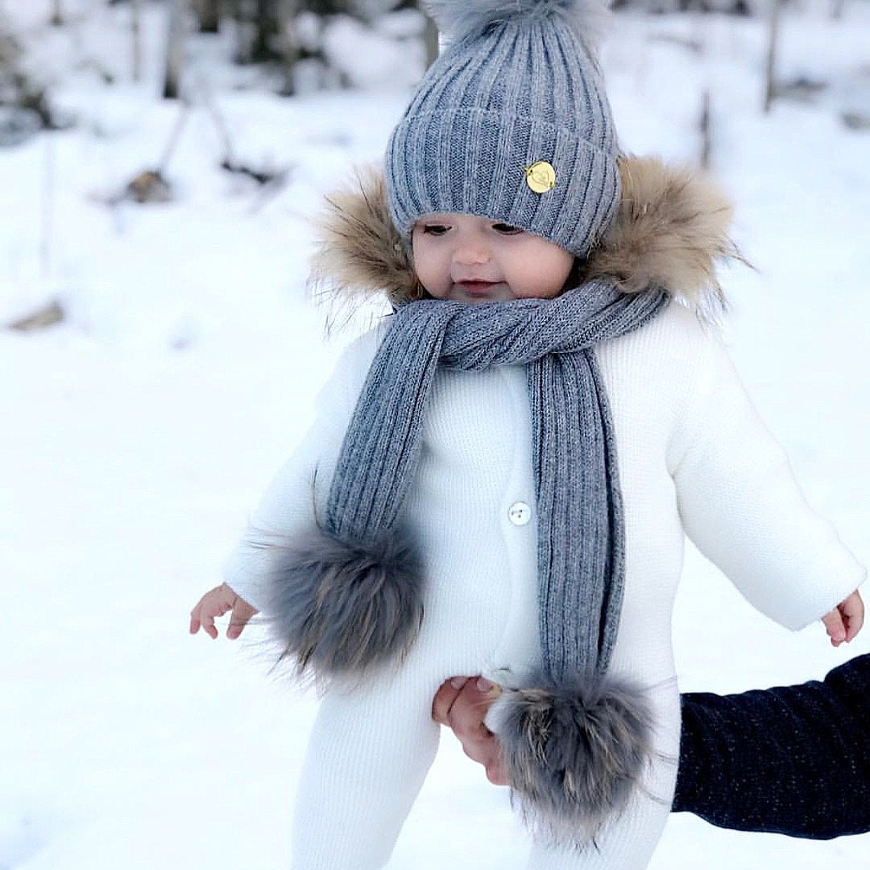 MILOVES SIGNATURE CASHMERE COLLECTION Scarf with 2 Racoon fur pom-poms.