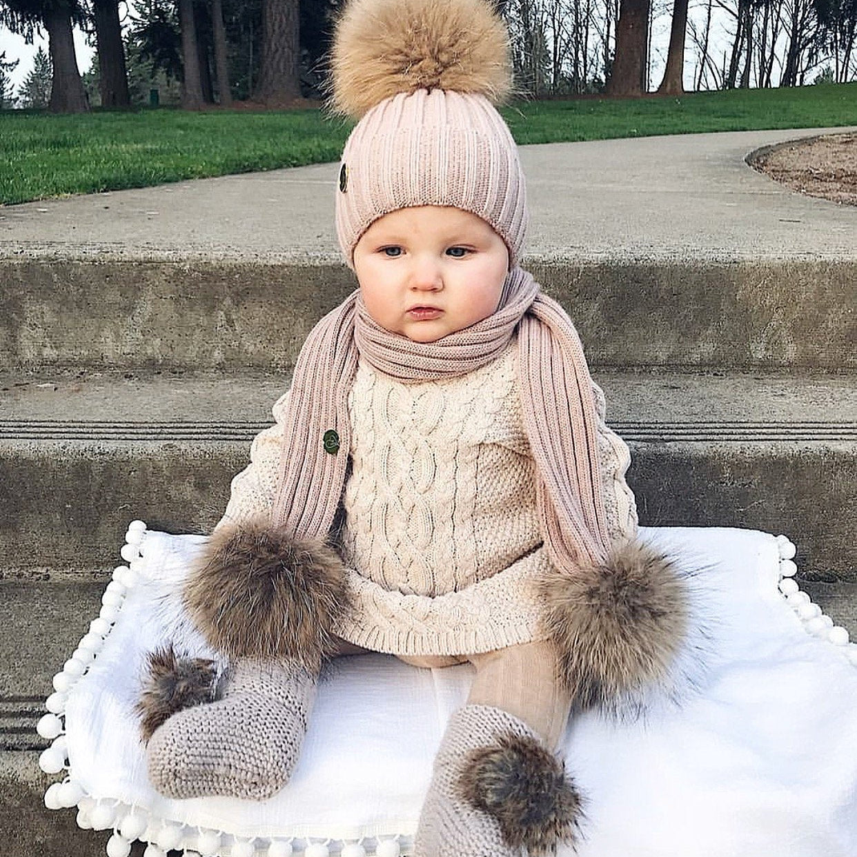 MILOVES SIGNATURE CASHMERE COLLECTION Scarf with 2 Racoon fur pom-poms.