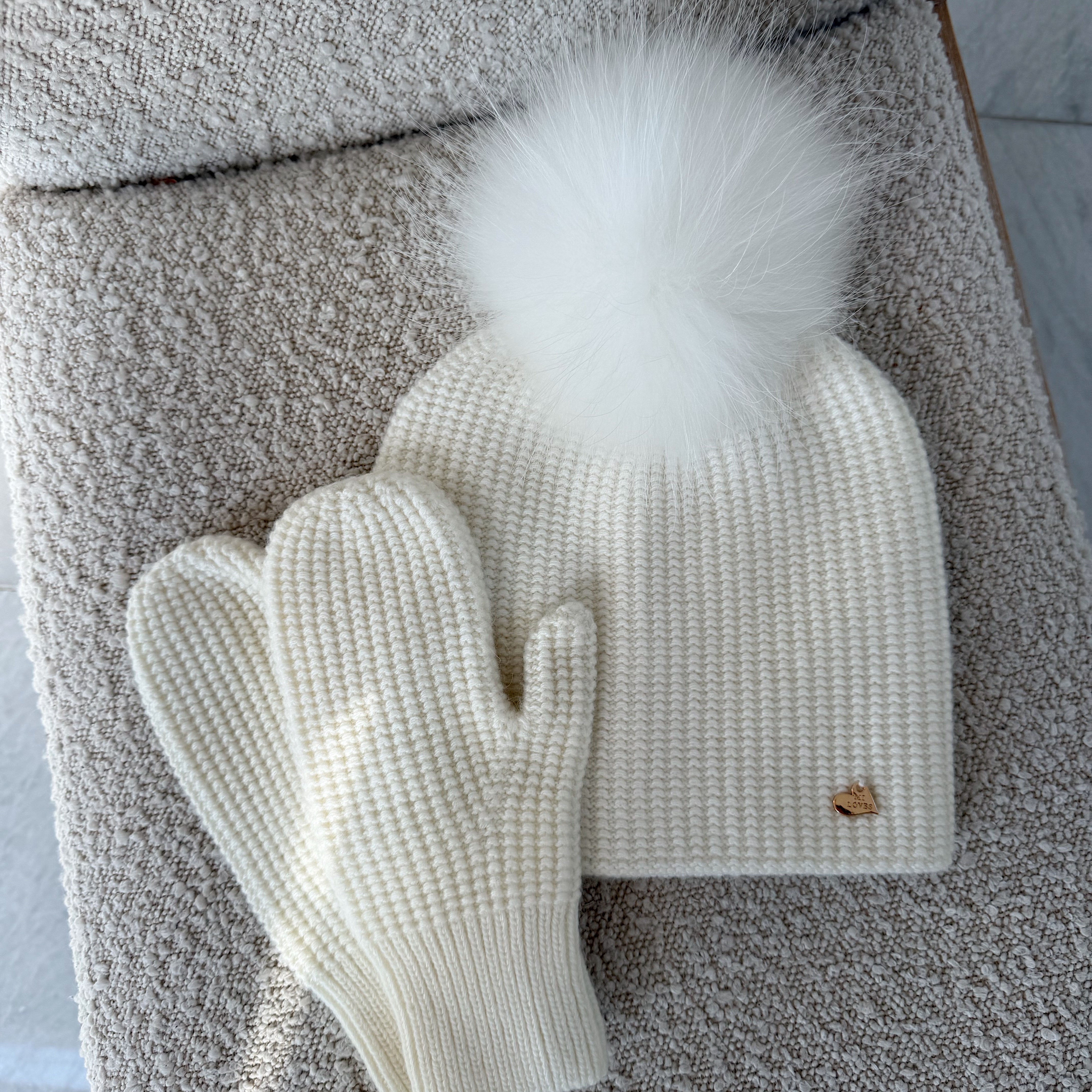 MILOVES Signature Angora Adult-Big kids Single pompom hat and Mittens set .