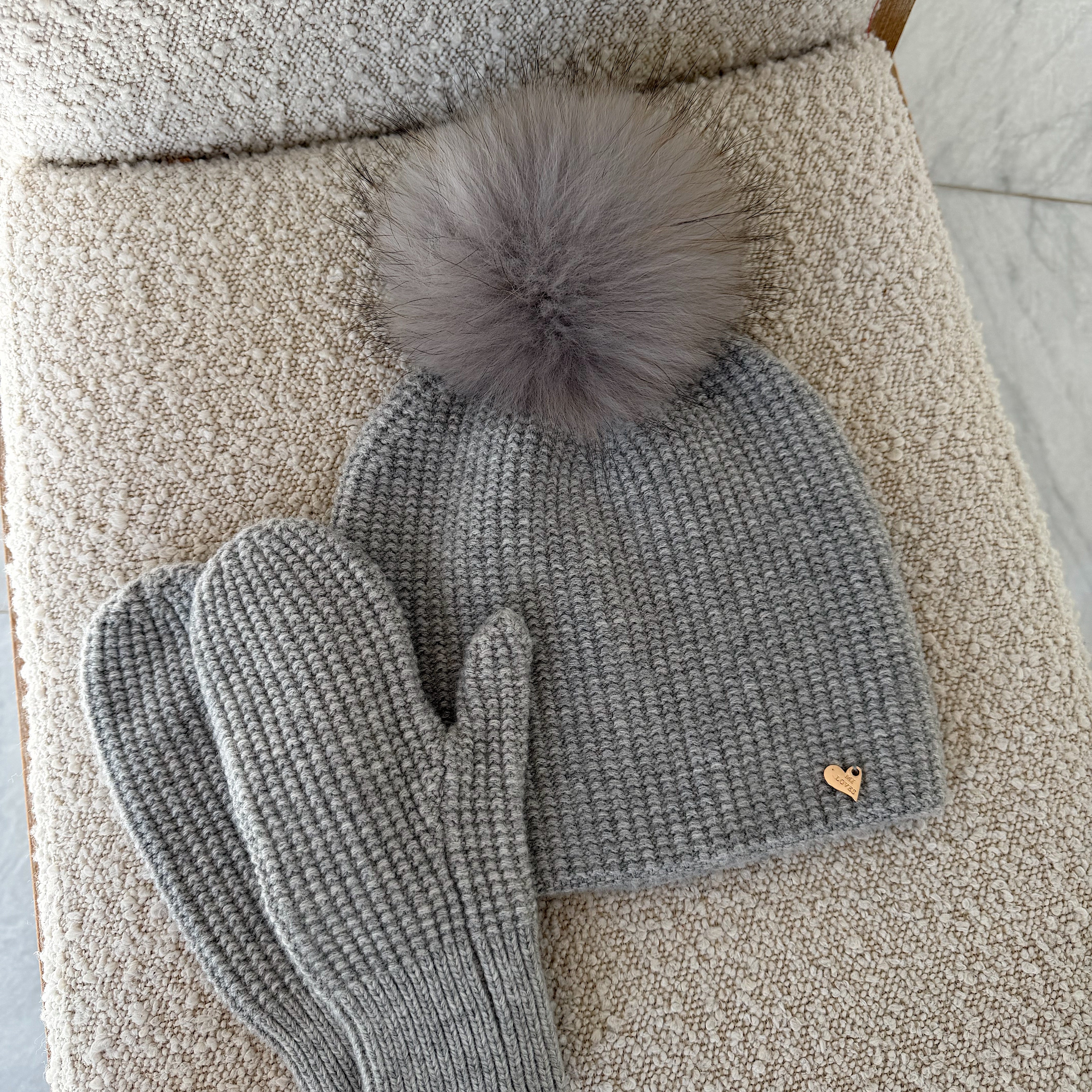 MILOVES Signature Angora Adult-Big kids Single pompom hat and Mittens set .