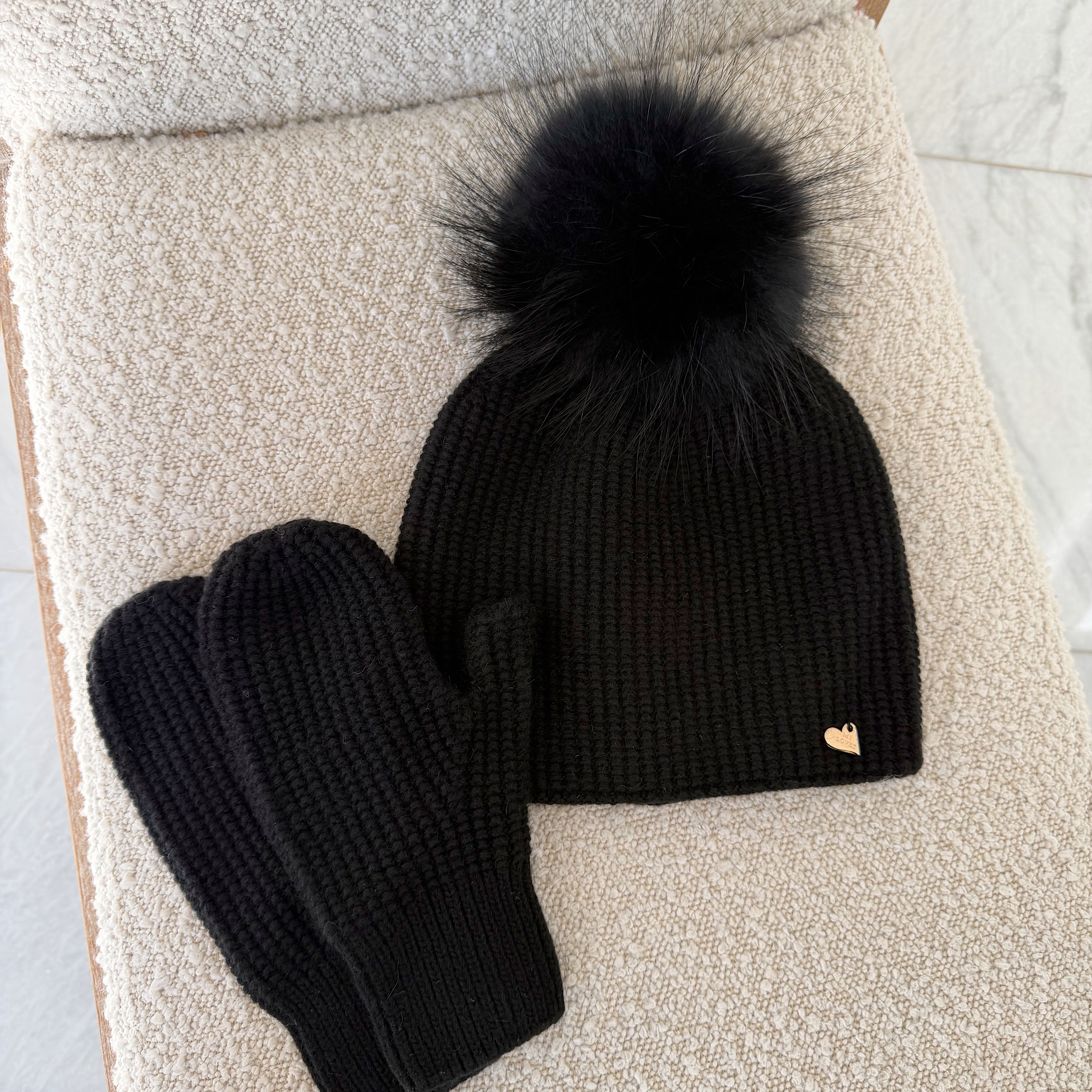 MILOVES Signature Angora Adult-Big kids Single pompom hat and Mittens set .