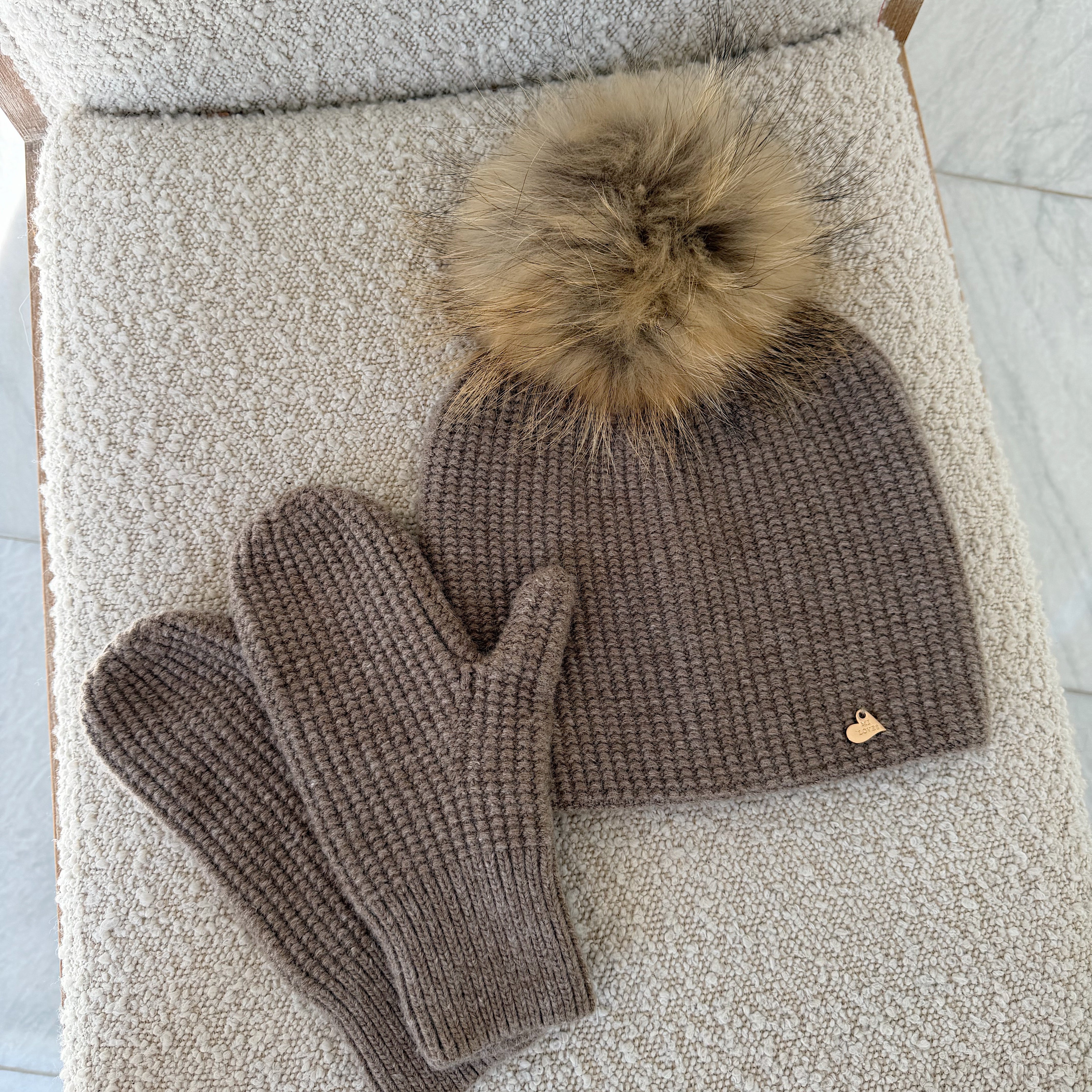 MILOVES Signature Angora Adult-Big kids Single pompom hat and Mittens set .