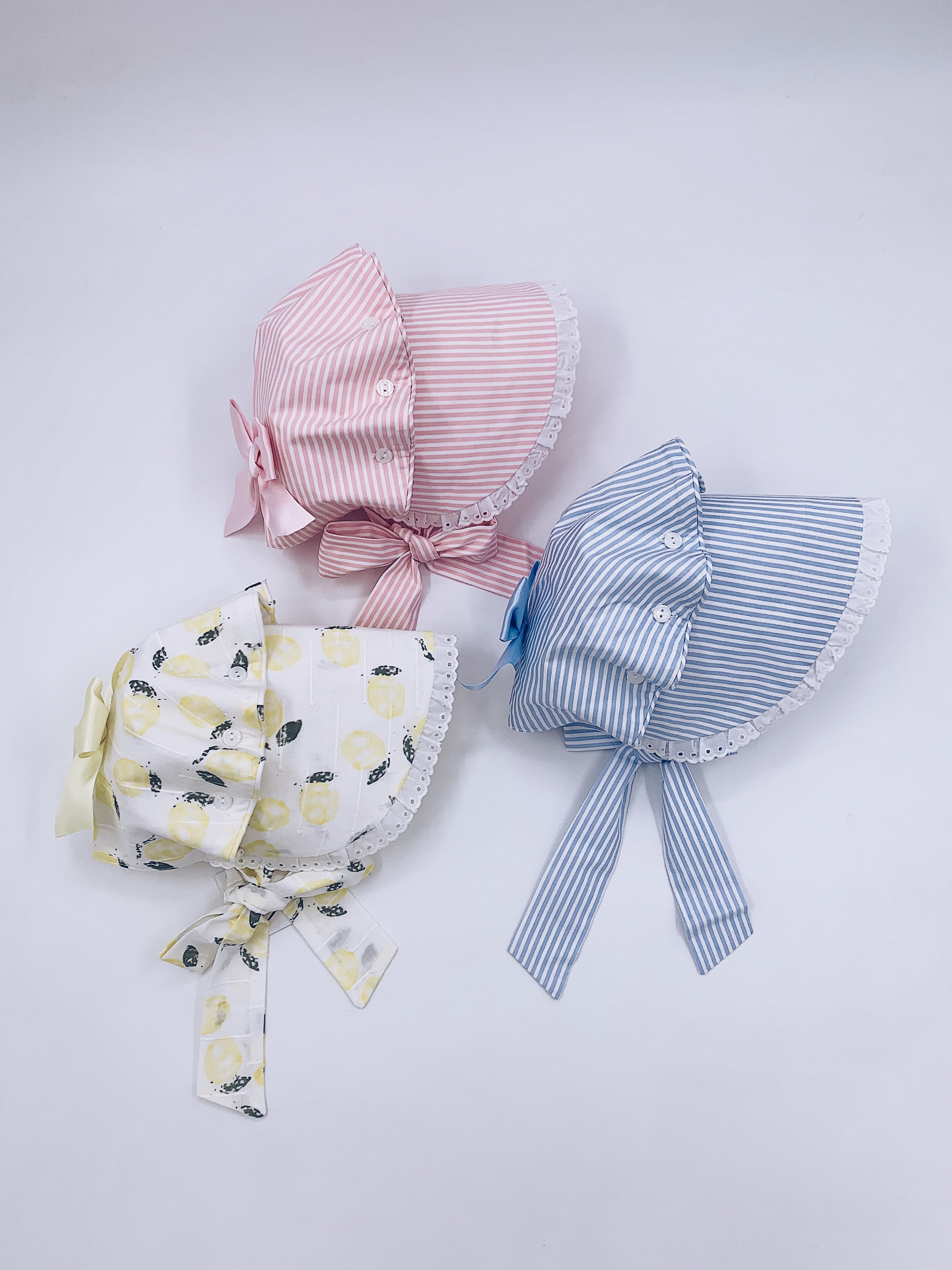 MI LOVES SIGNATURE Summer Baby bonnet with pretty bow on the back.