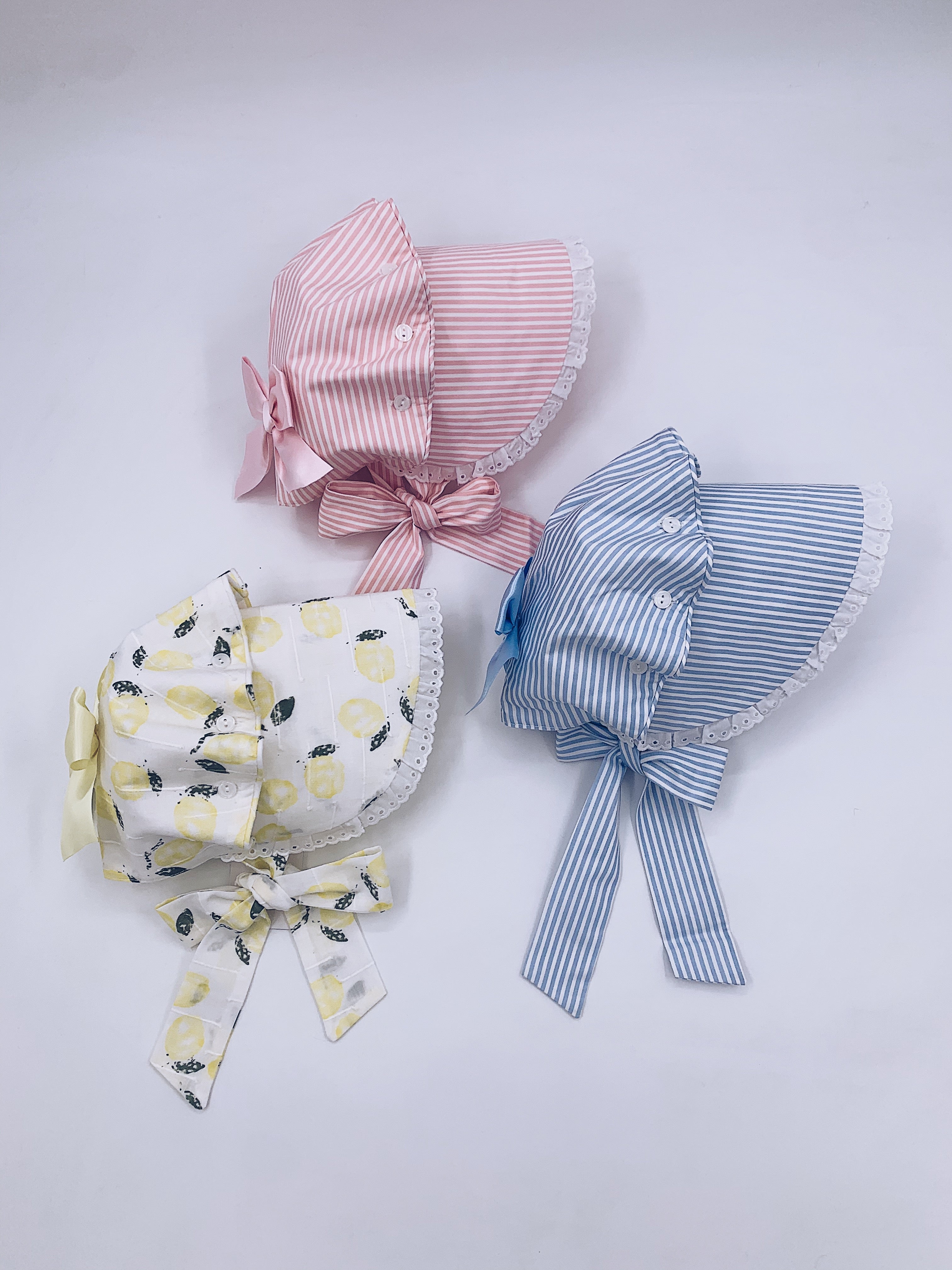 MI LOVES SIGNATURE Summer Baby bonnet with pretty bow on the back.