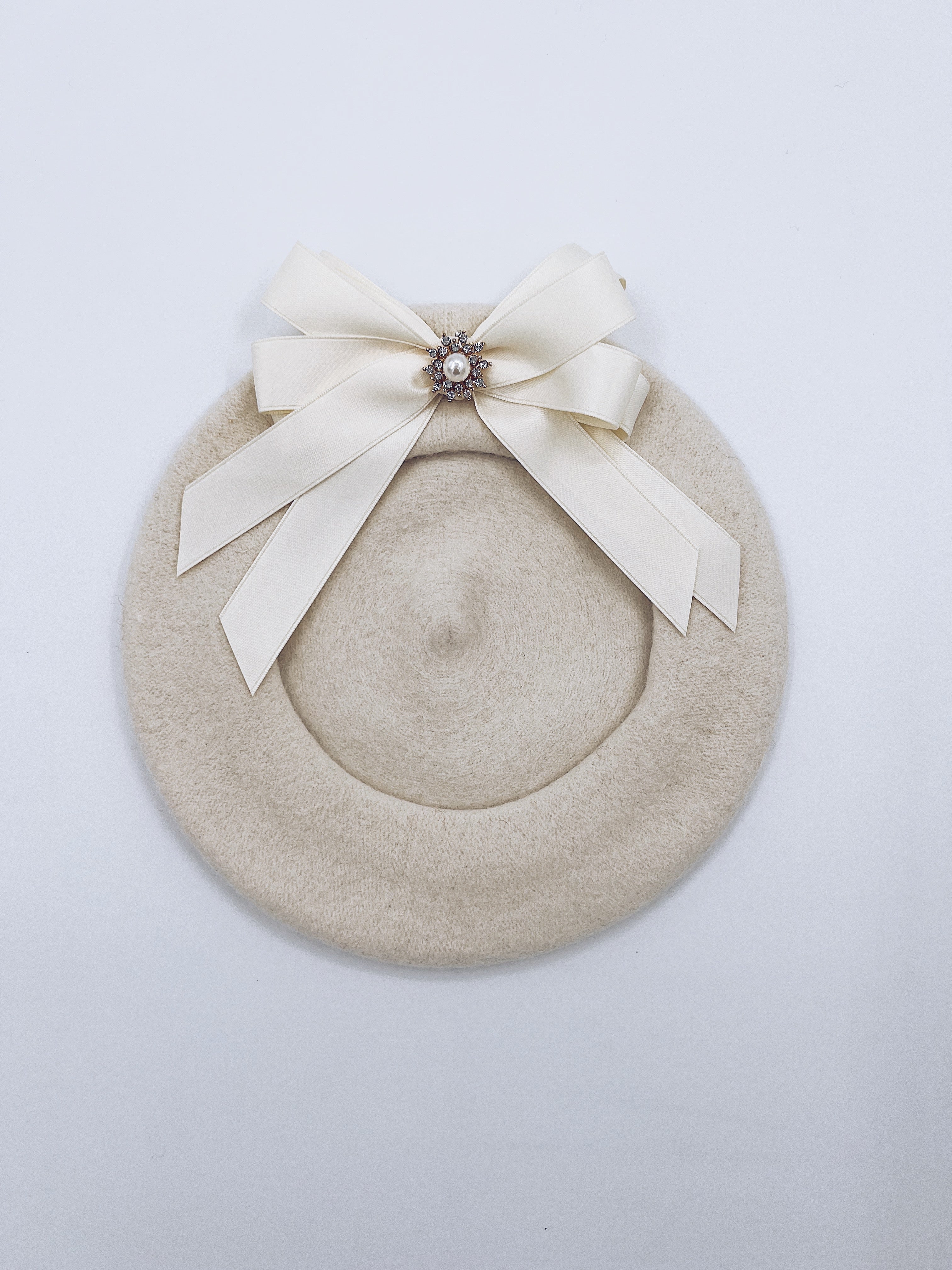 Classic Kids wool beret with beautiful bow details.