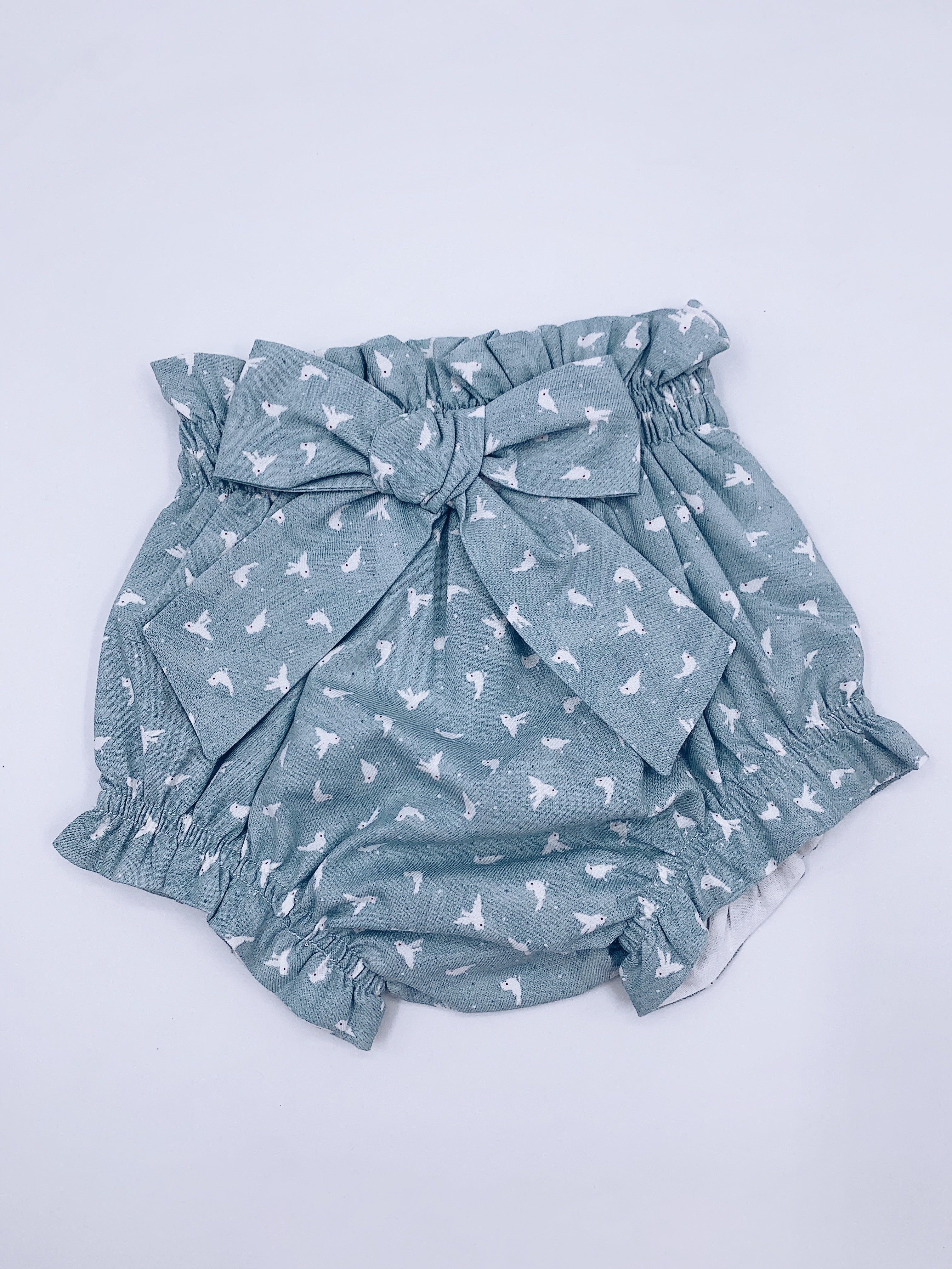 Pretty bloomers with bow details.