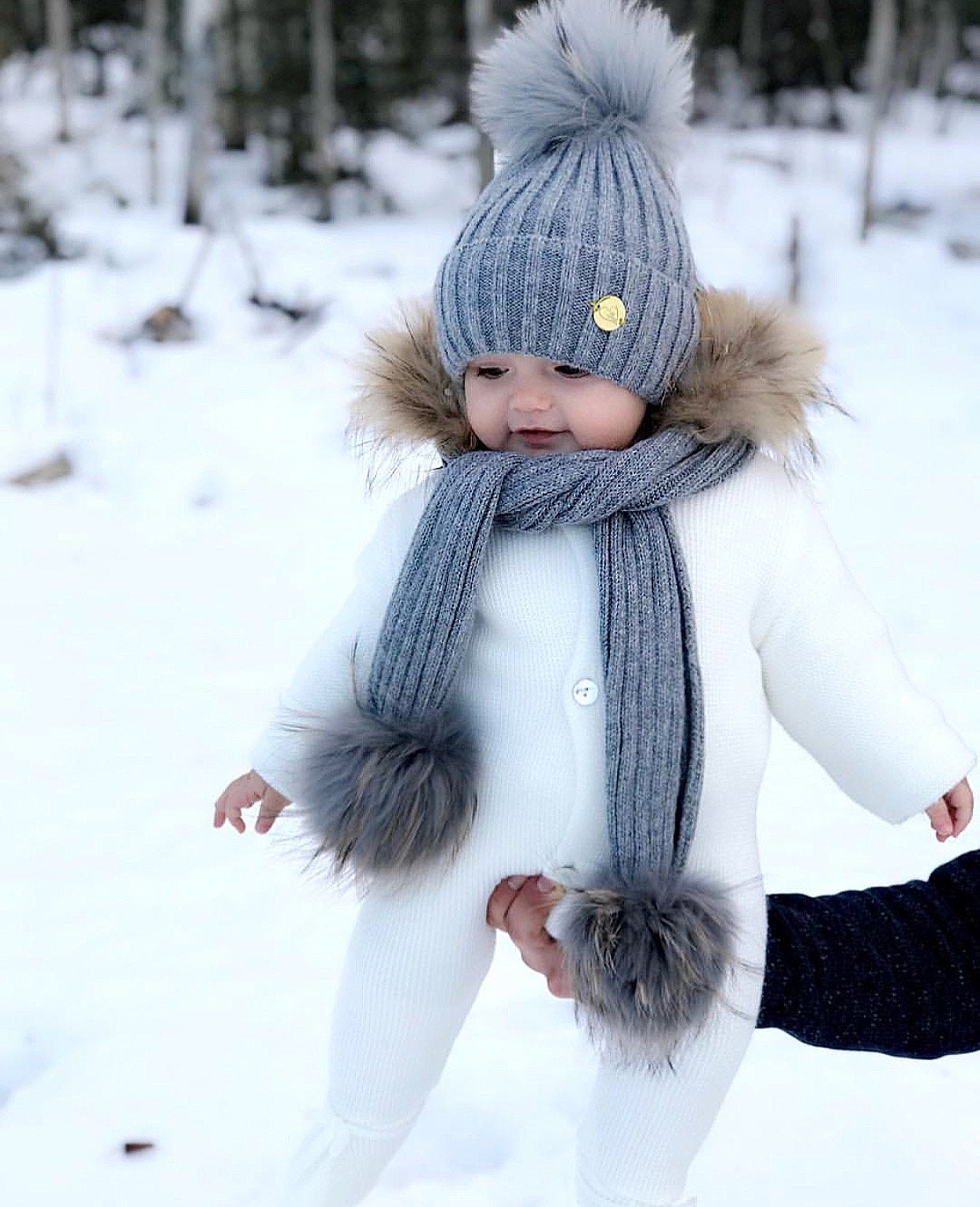 MILOVES SIGNATURE CASHMERE COLLECTION Scarf with 2 Racoon fur pom-poms.