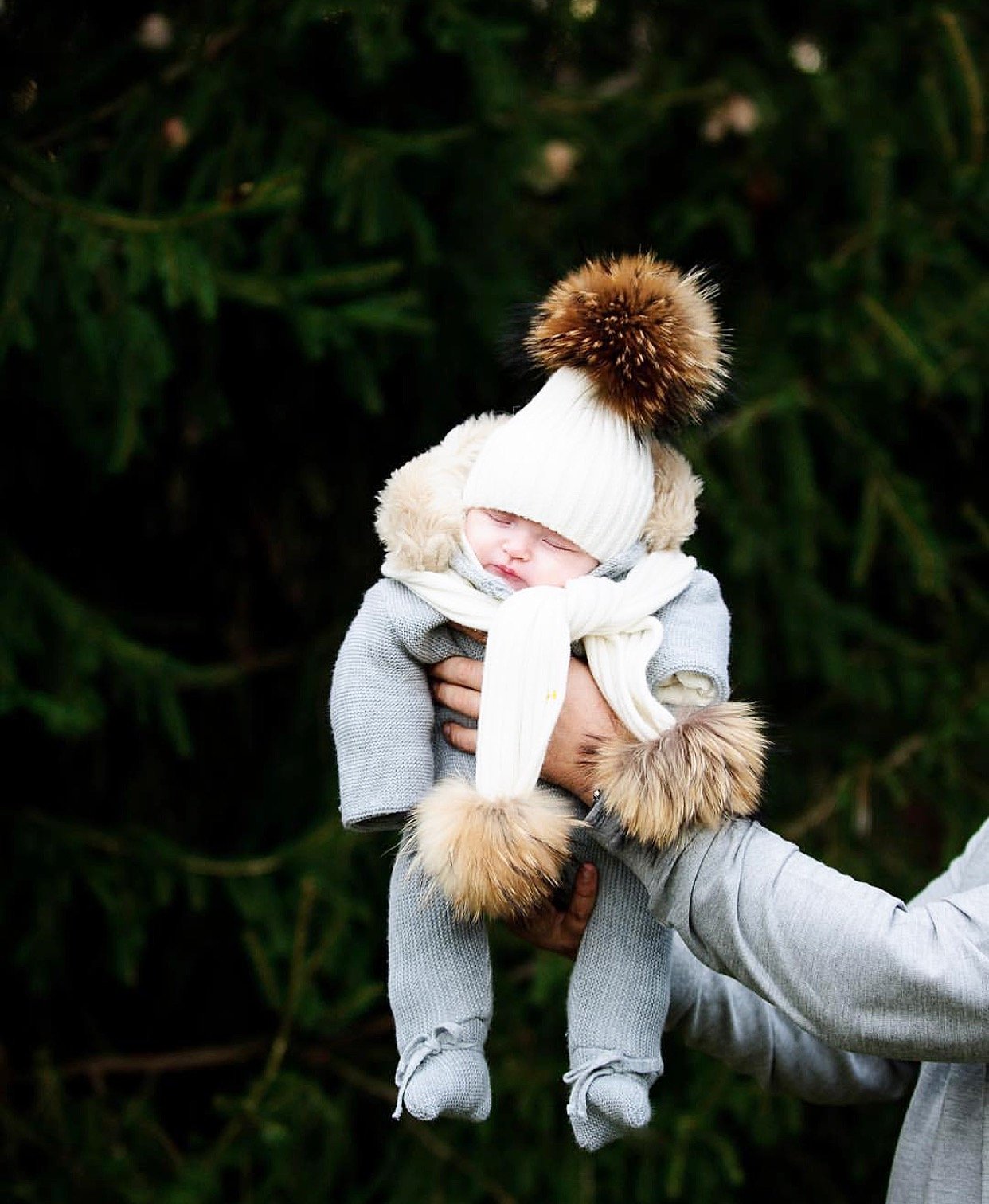 MILOVES SIGNATURE CASHMERE COLLECTION Scarf with 2 Racoon fur pom-poms.