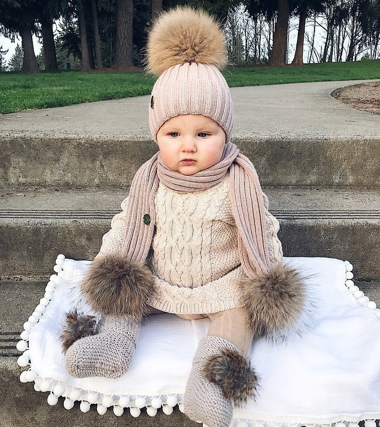 MILOVES SIGNATURE CASHMERE COLLECTION Scarf with 2 Racoon fur pom-poms.