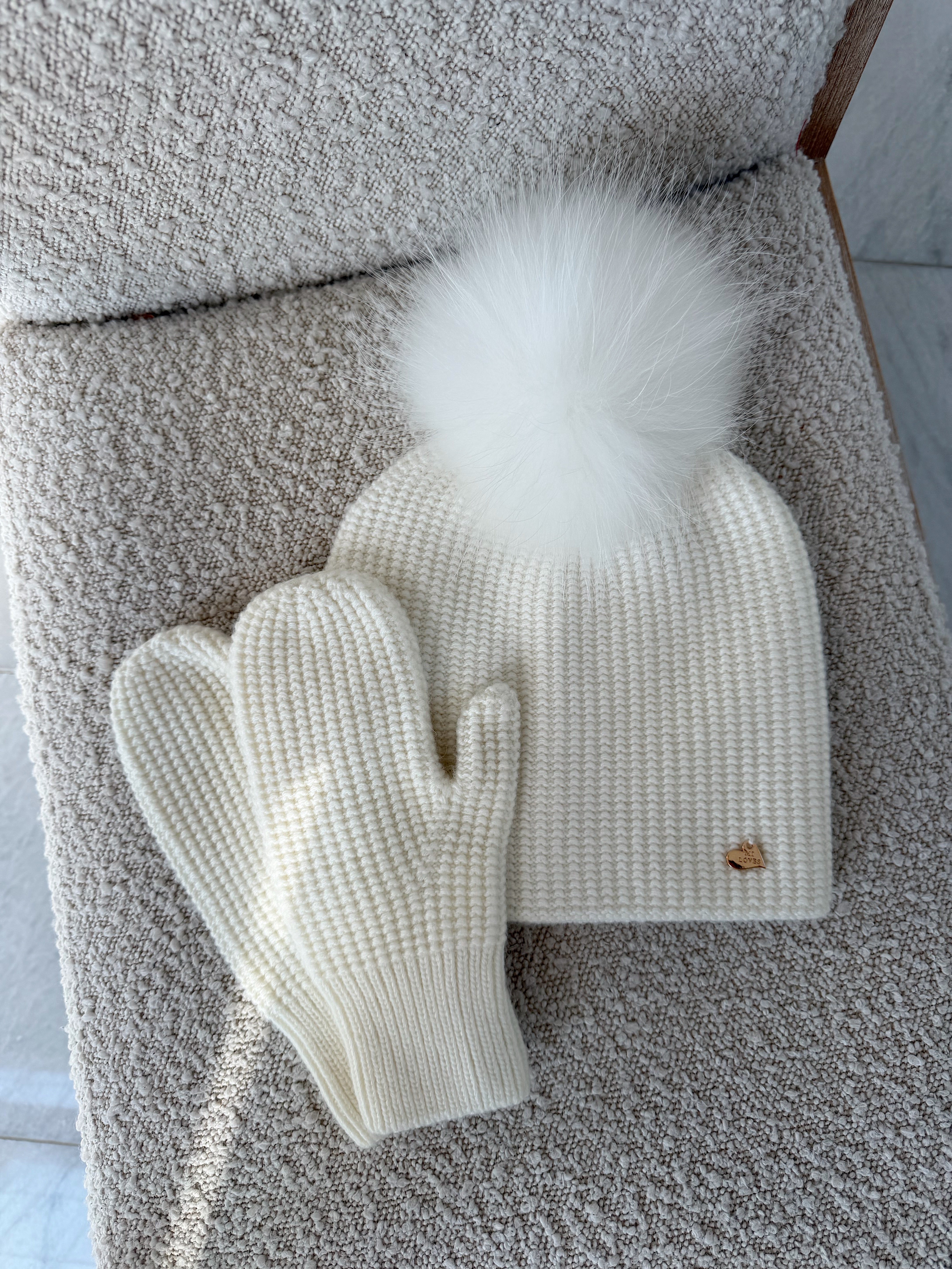 MILOVES Signature Angora Adult-Big kids Single pompom hat and Mittens set .