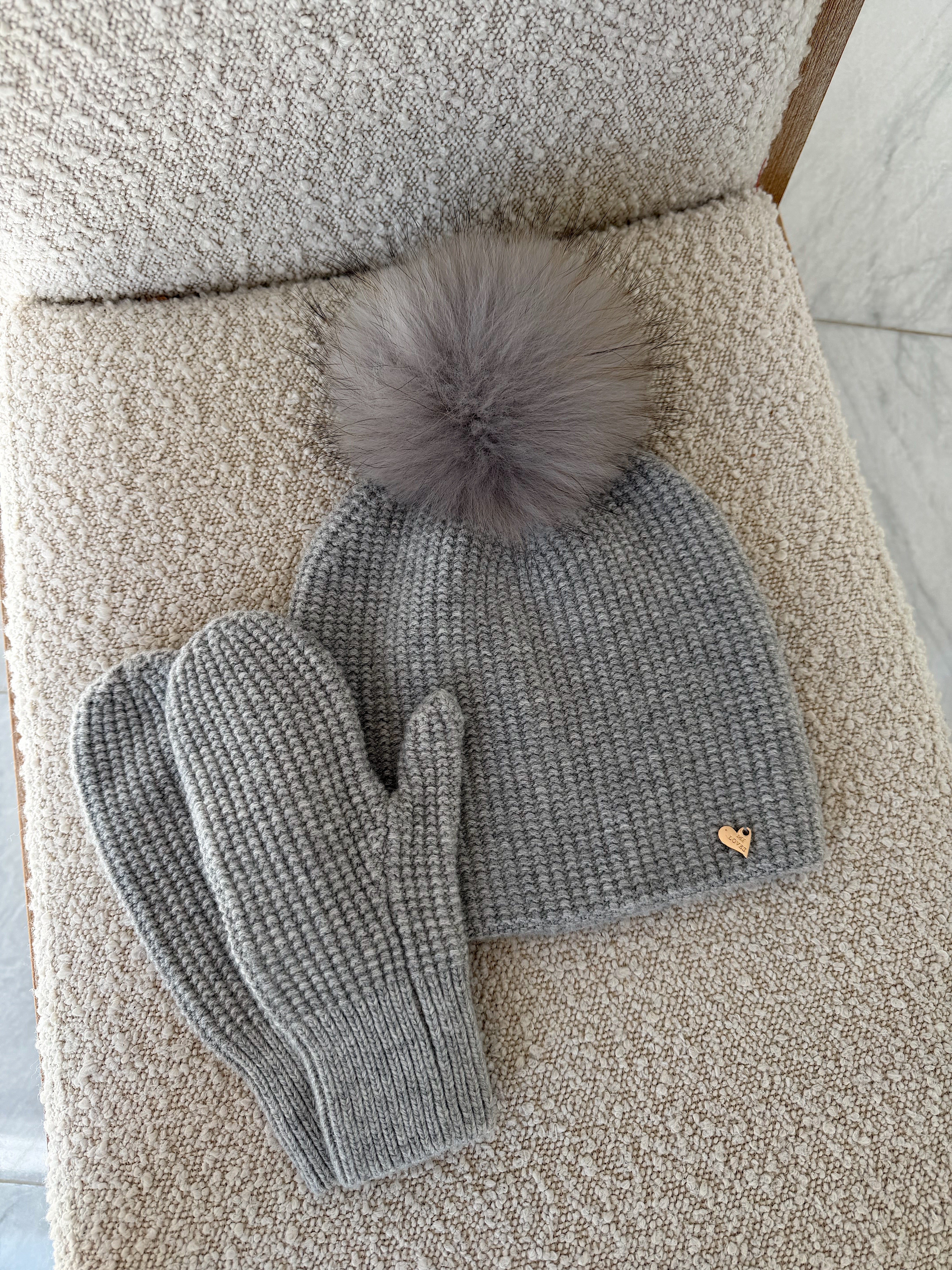 MILOVES Signature Angora Adult-Big kids Single pompom hat and Mittens set .