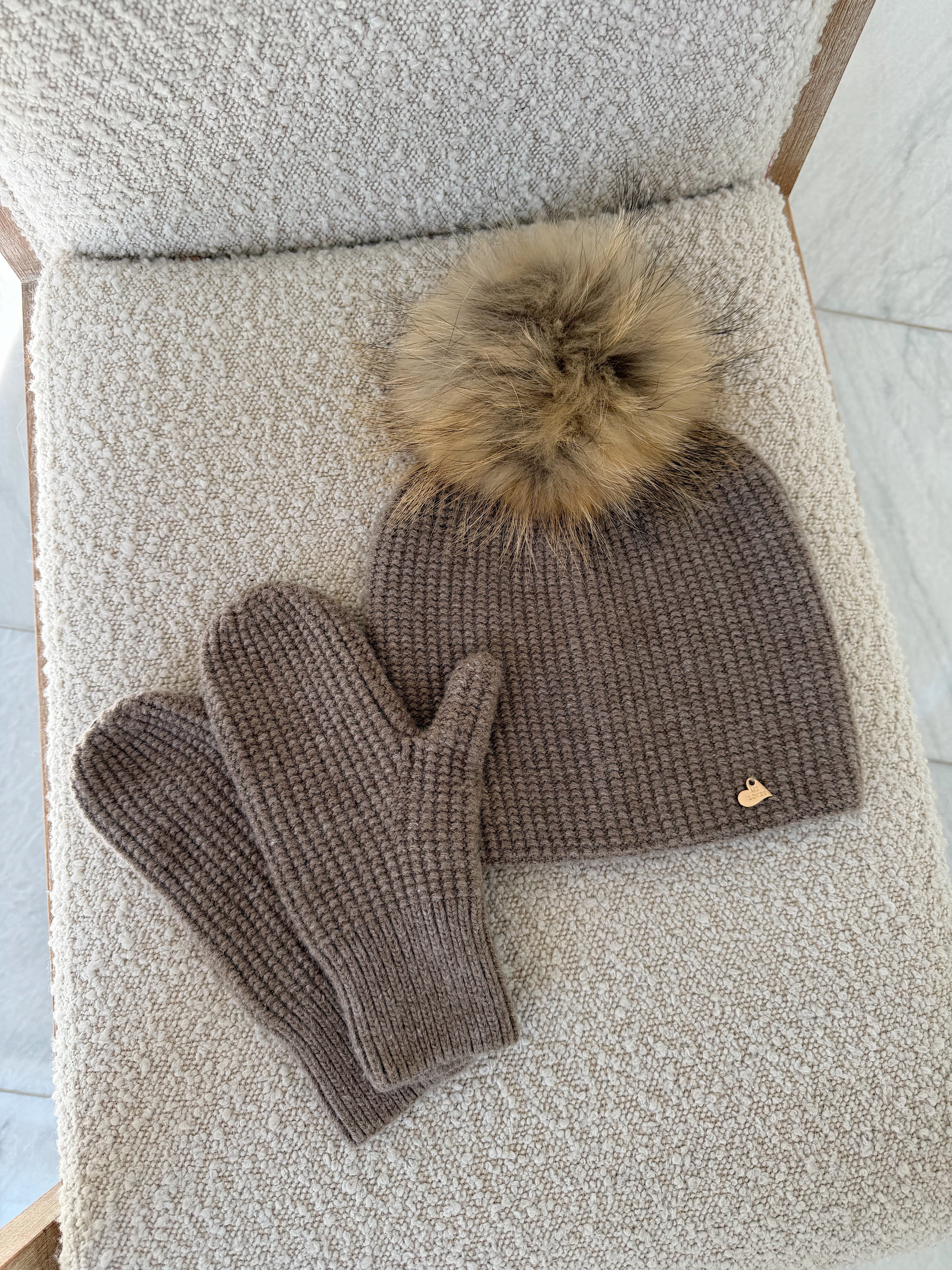 MILOVES Signature Angora Adult-Big kids Single pompom hat and Mittens set .