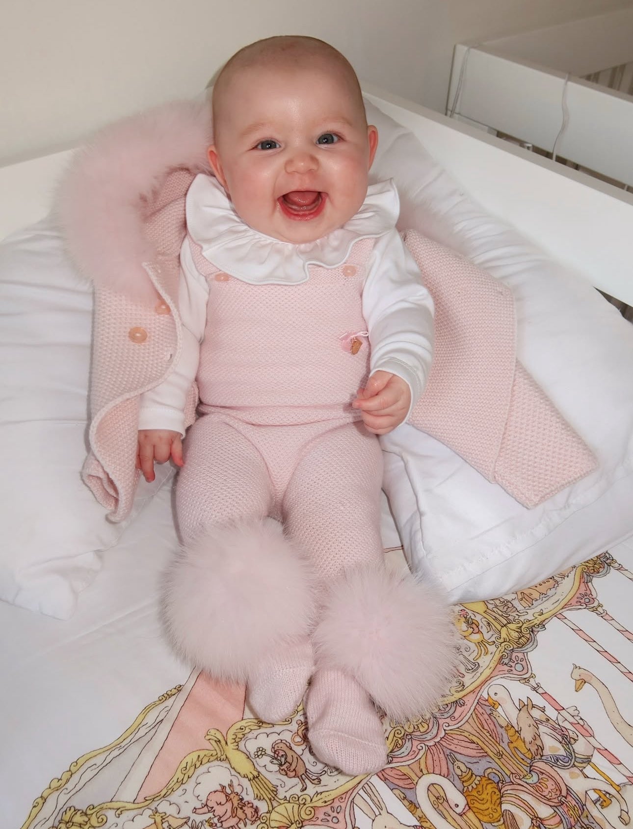 MI LOVES SIGNATURE Luxurious knitted cardigan with fox fur trim in Bab