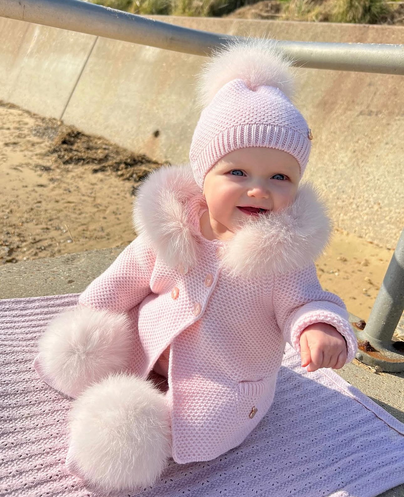 MI LOVES SIGNATURE Luxurious knitted cardigan with fox fur trim in Bab