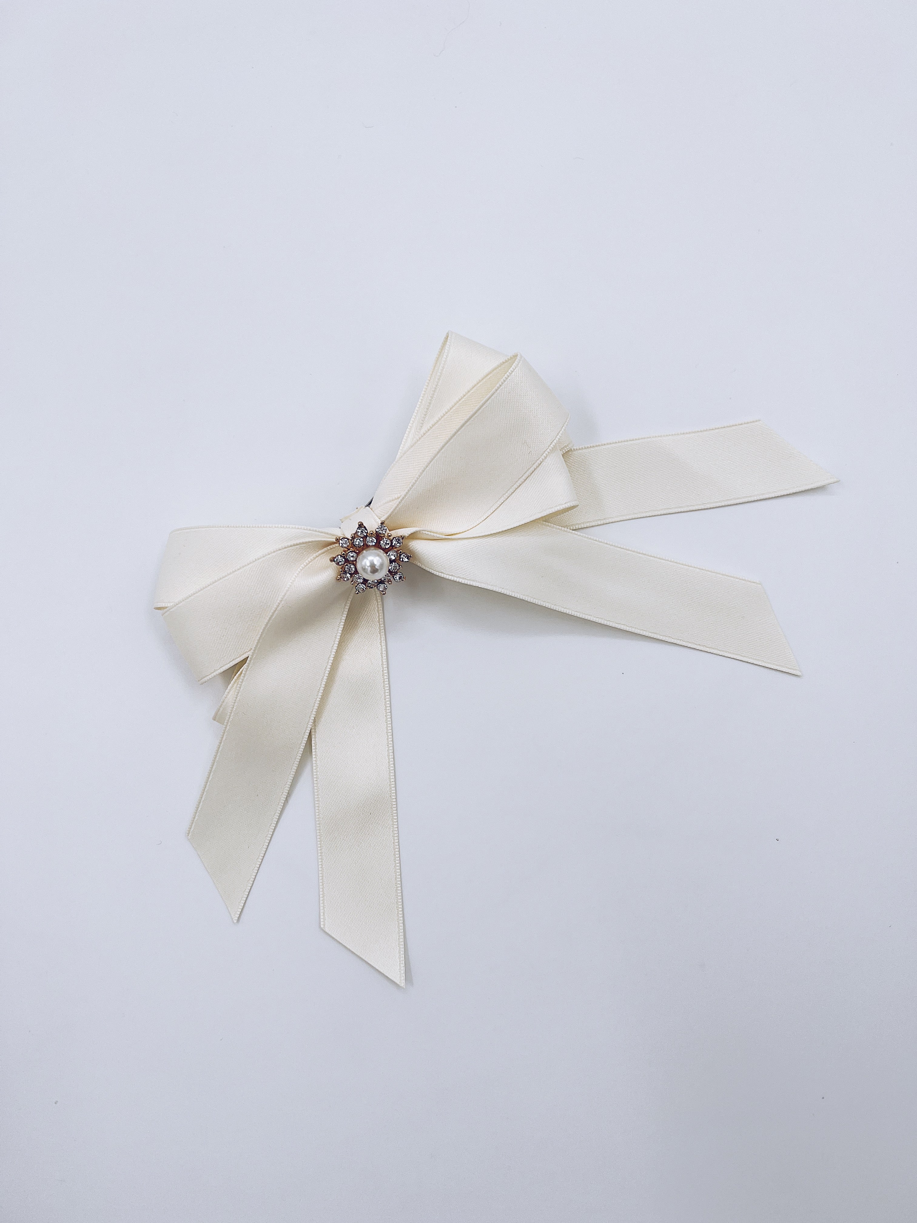 Beautiful Anna bow with alligator hair clip.