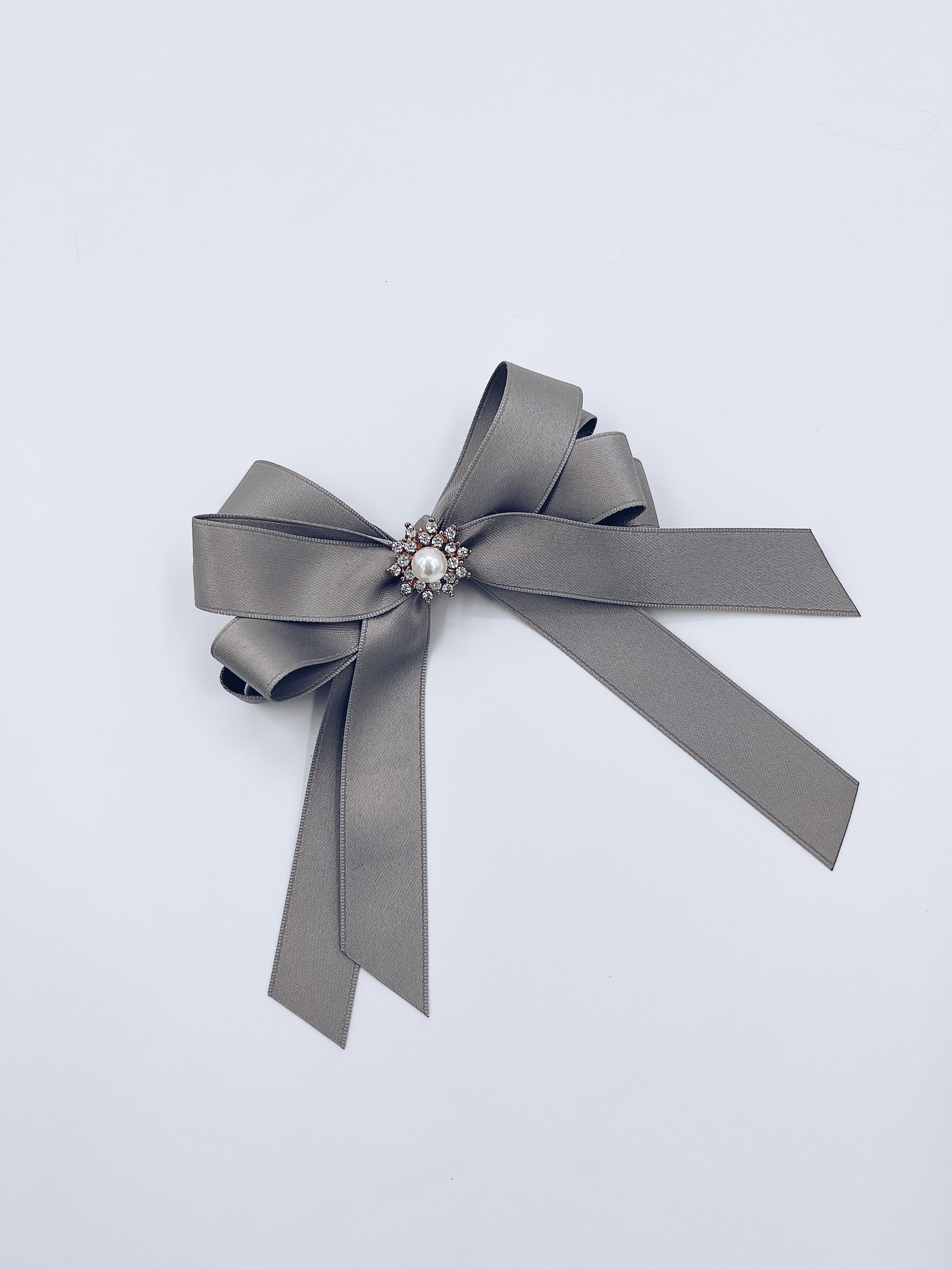 Beautiful Anna bow with alligator hair clip.